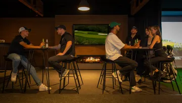 Menschen unterhalten sich an einer Bar im Golf-Lounge.