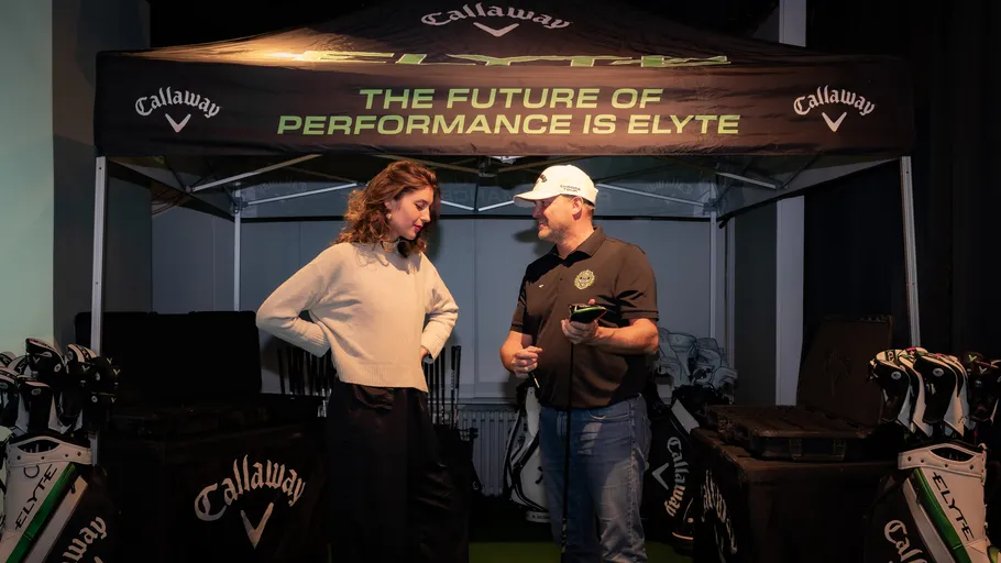 Zwei Personen sprechen unter Callaway-Zelt.