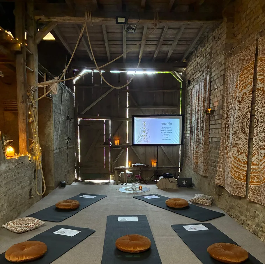 Yogamatten mit Kissen in rustikalem Studio.