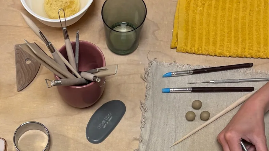 Bastelwerkzeuge und Materialien auf Holztisch.