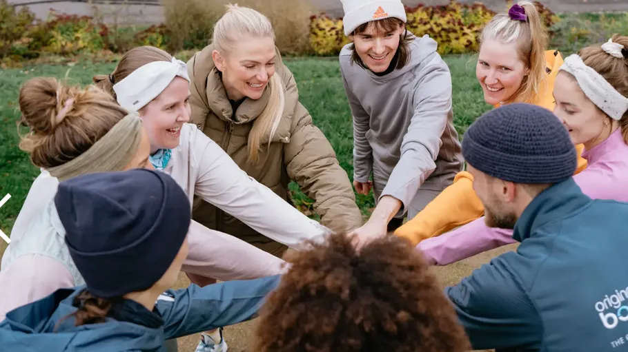 Gruppe von Menschen versammelt im Freien.