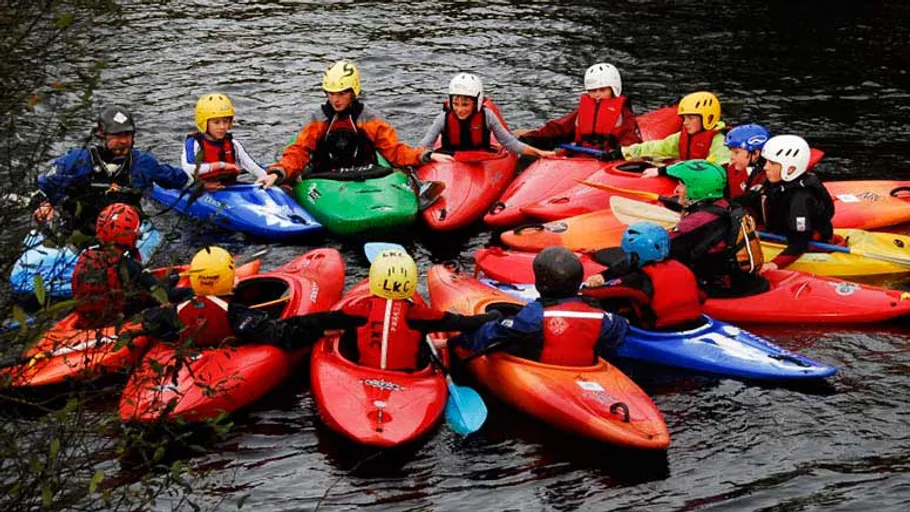 Gruppe von Kajakfahrern auf einem Fluss.