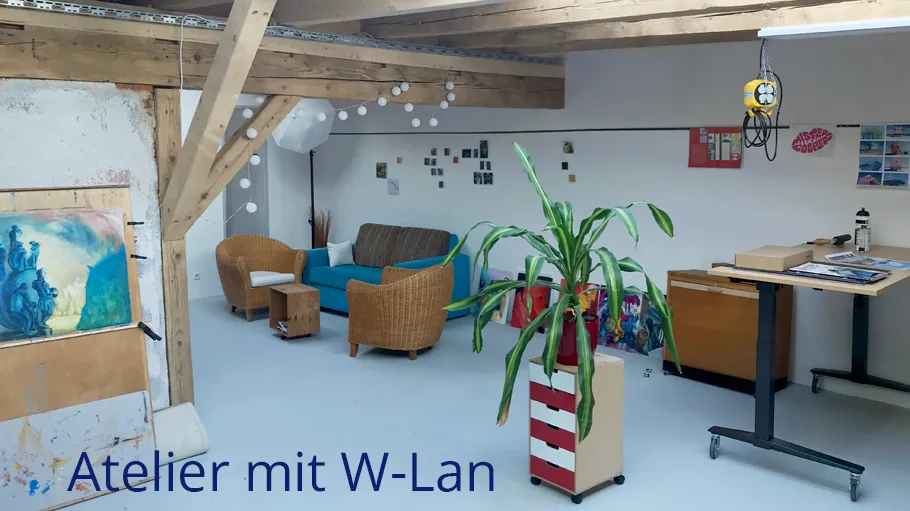 Kunststudio mit Sitzgelegenheiten und Pflanzen.