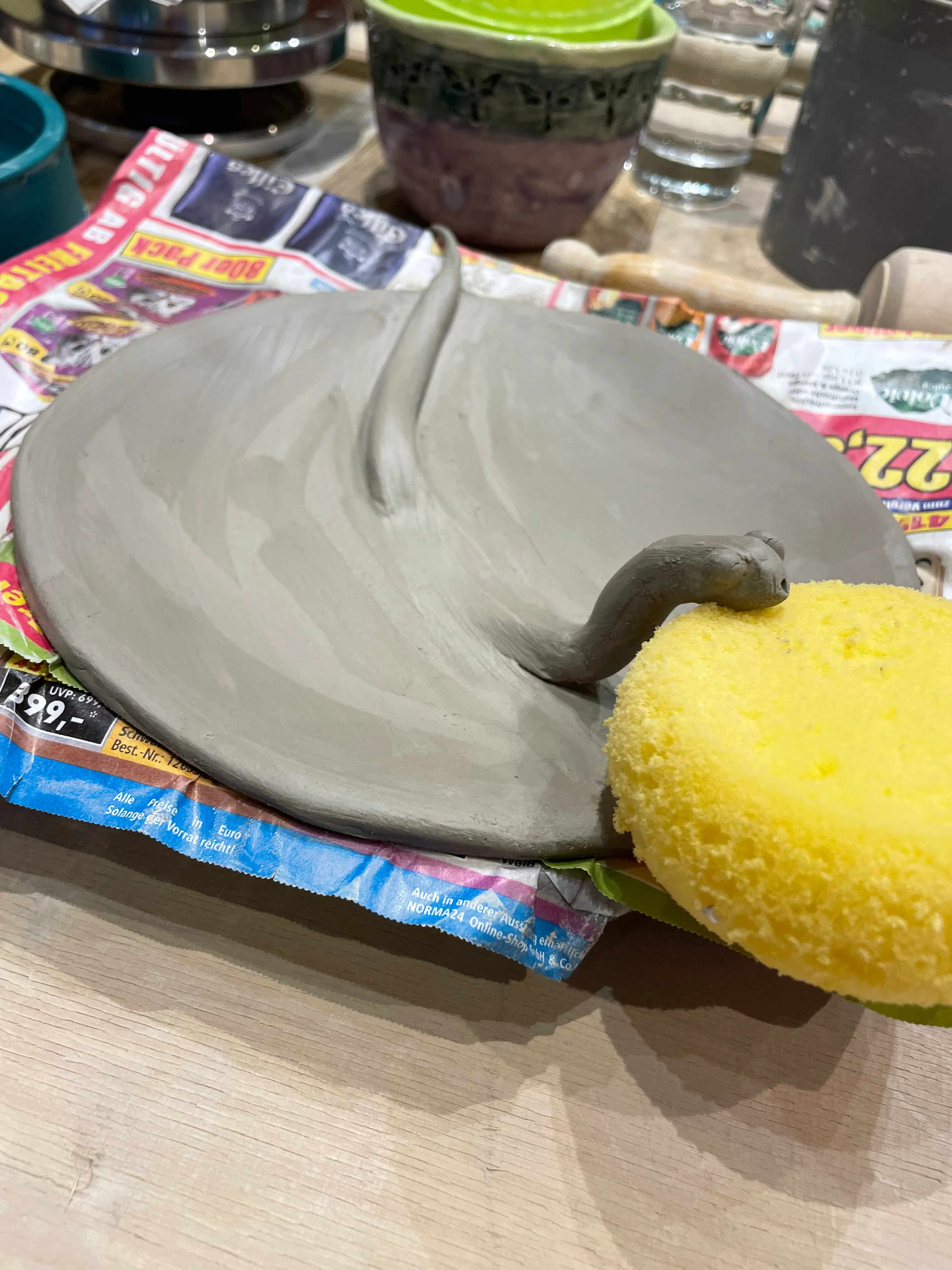 Tonkunst wird mit einem Schwamm geformt.