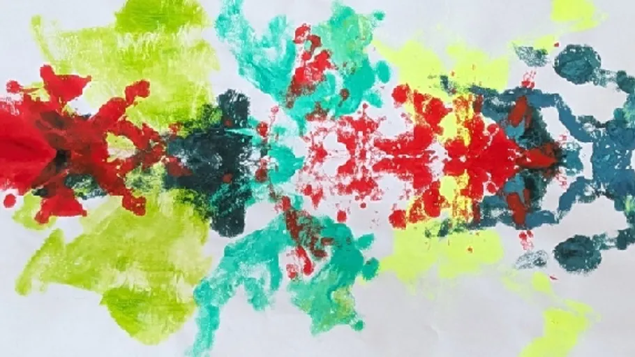 Abstrakte Tintenklecks-Kunst auf neonfarbenen Bahngleisen.