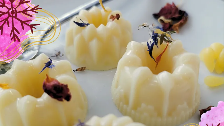 Cremige Desserts mit essbaren Blumen garniert.