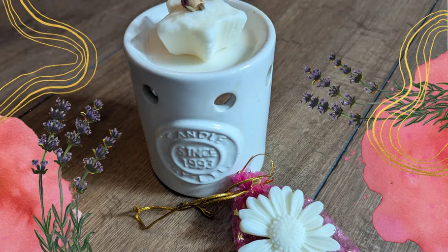 Aromatherapiekerze und Lavendel auf Holzoberfläche.
