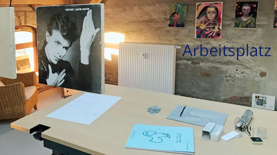 Arbeitsplatz mit Vinyl, Kunst und Materialien.