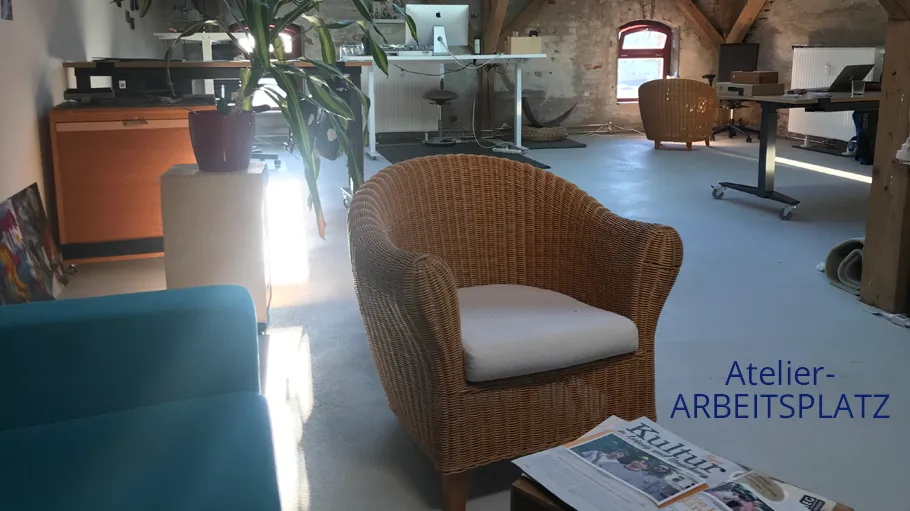 Korbsessel in einem Loft-Büro.