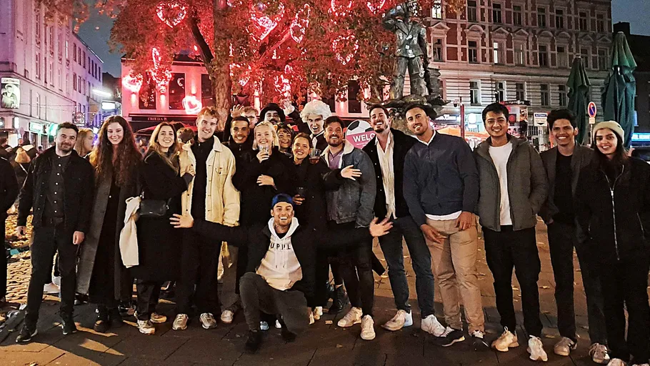 Gruppe von Menschen posiert auf einer Stadtstraße.