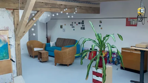 Atelier mit Pflanzen, Möbeln und Kunstwerken.