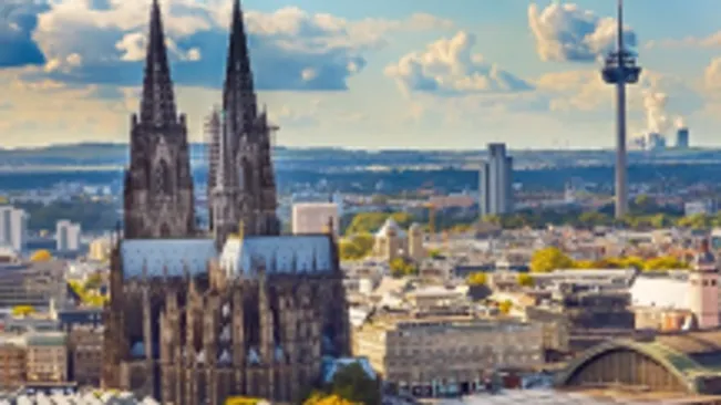 Gotische Kathedrale ragt über Stadtlandschaft.