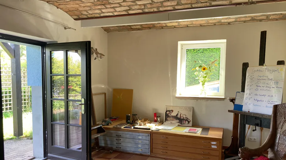 Heller Raum mit Kunstbedarf und offener Tür.