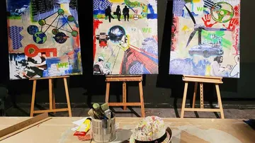 Drei Firmenkunstwerke Gemälde auf Staffeleien im Studio.