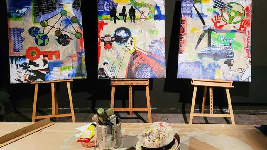 Drei Firmenkunstwerke Gemälde auf Staffeleien im Studio.