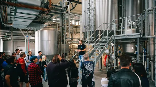 Person führt Gruppe in Brauerei.