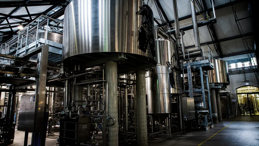 Große Metalltanks in einer Industrieanlage.