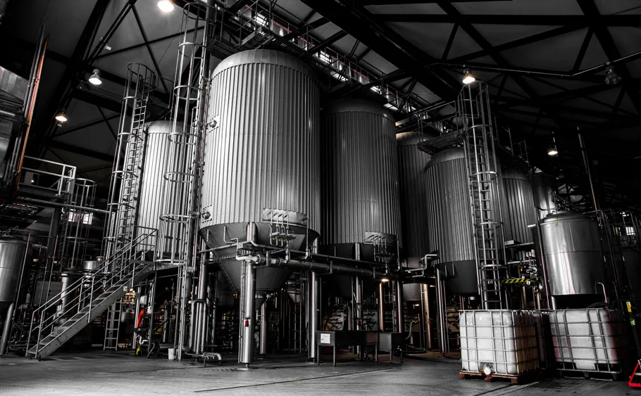 Große Industrietanks in einer Fabrikumgebung.
