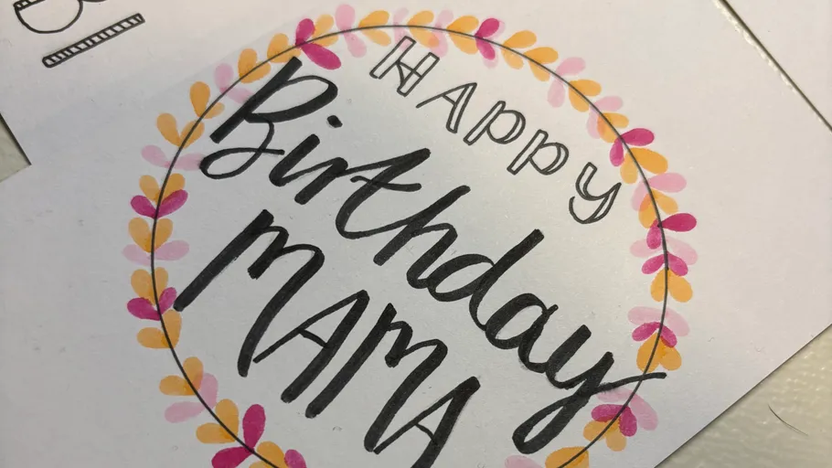 Handgemachte Karte mit 'Happy Birthday Mama' Text.