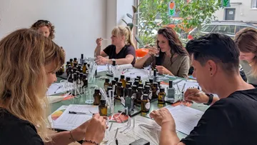 Personen analysieren Düfte in einem Workshop.