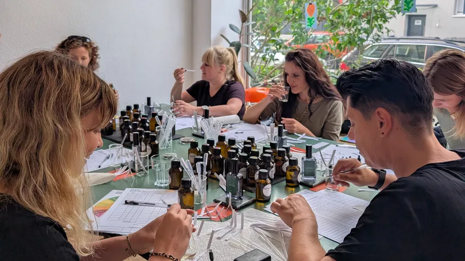 Personen analysieren Düfte in einem Workshop.