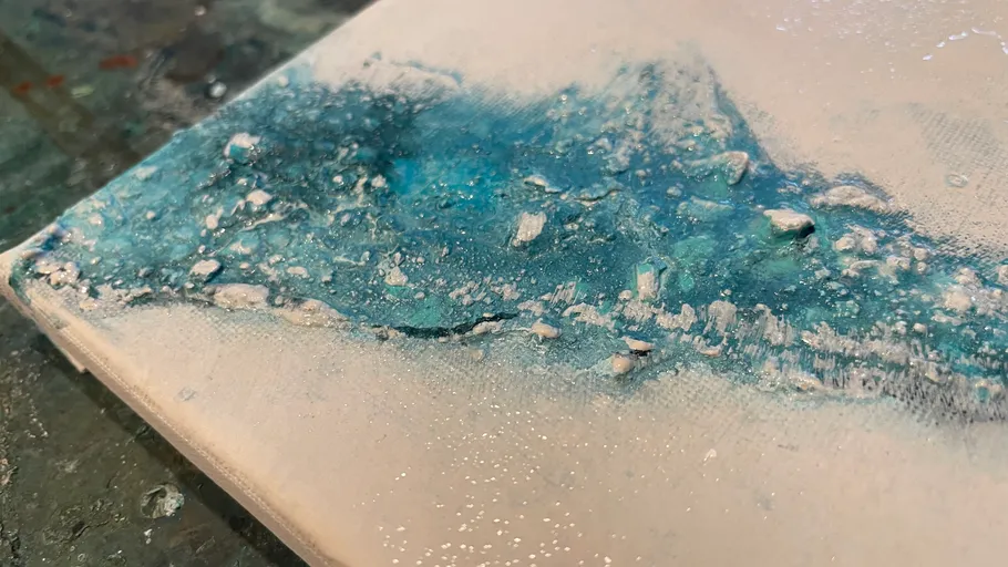 Strukturierte blaue und weiße abstrakte Malerei.