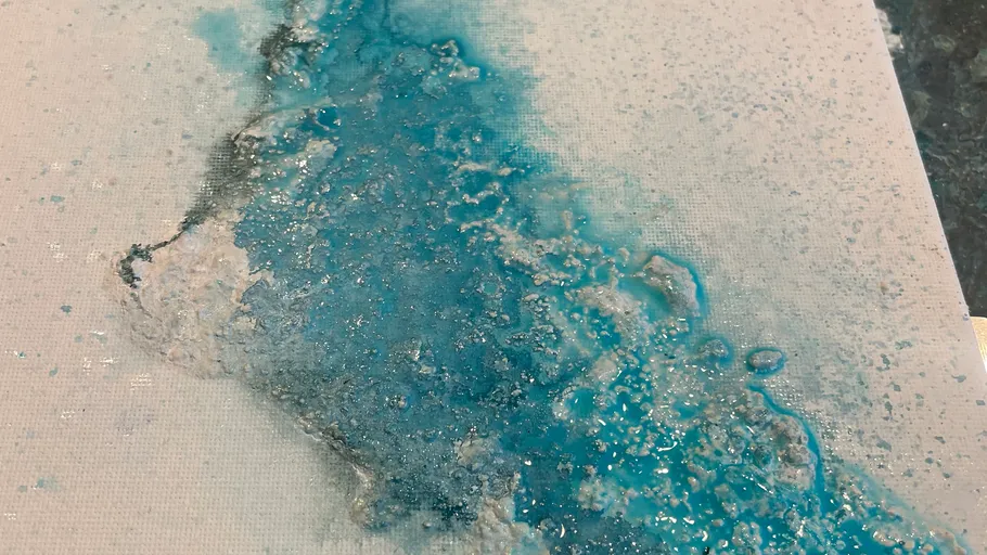 Blaues strukturiertes abstraktes Kunstwerk auf Leinwand.