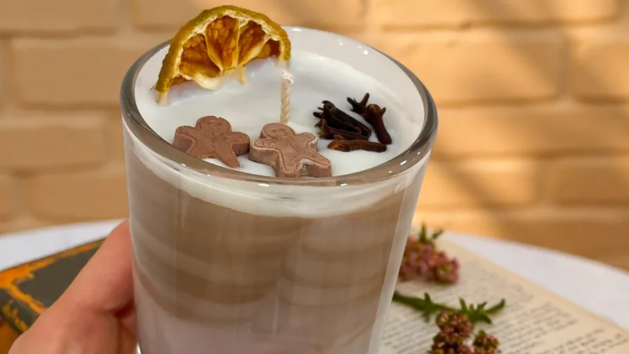 Kaffee mit Schaum, Schokolade und Nelken obenauf.