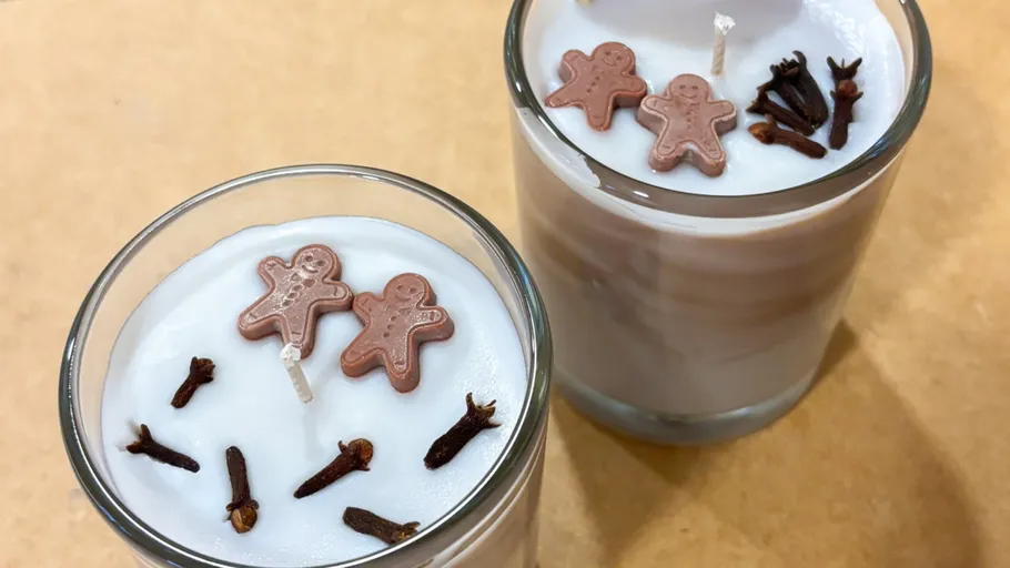 Kerzen mit Lebkuchenmännern und Nelken Dekorationen.