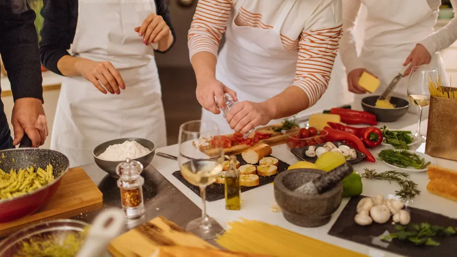 Menschen bereiten Essen in moderner Küche zu.