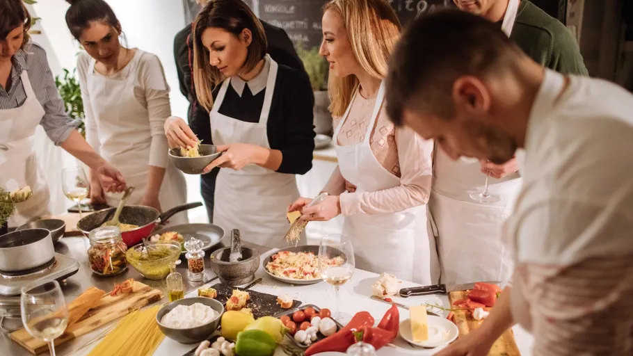 Menschen kochen gemeinsam in einer Küche.