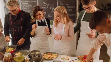 Gruppe kocht Mahlzeit in der Küche.