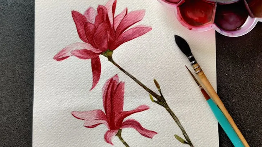 Aquarellmalerei von roten Blumen mit Pinseln.