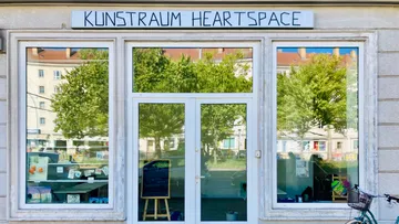 Galeriefassade mit großen Glasfenstern.