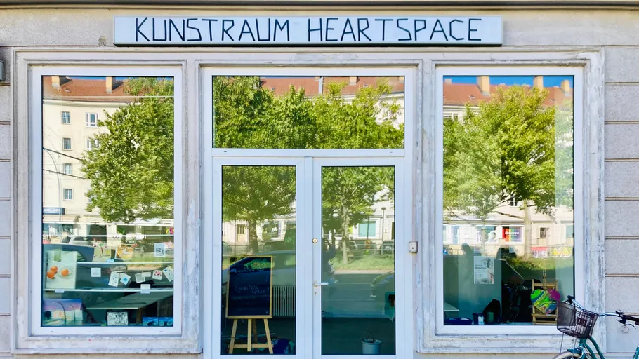 Galeriefassade mit großen Glasfenstern.