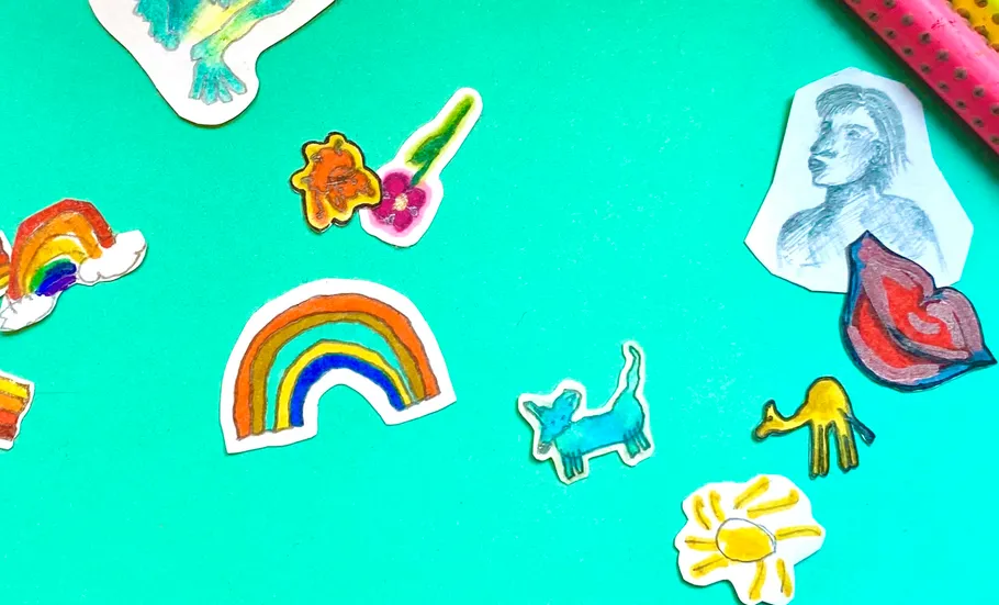 Bunte Aufkleber und Zeichnungen auf grünem Hintergrund.