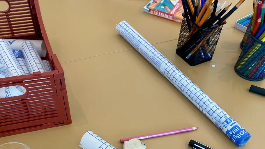 Schreibtisch mit Schreibwaren und Bastelmaterial.