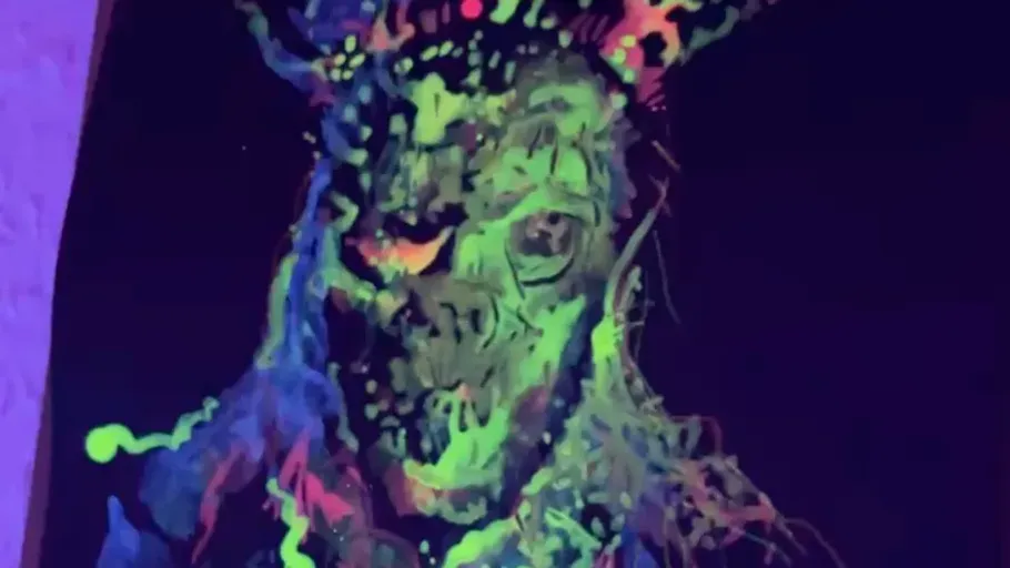 Neon-Wolfgesicht leuchtet im Schwarzlicht.