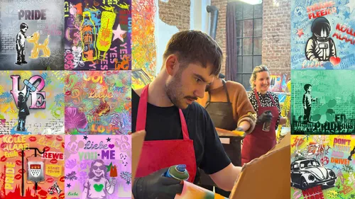 Person sprüht Farbe, farbenfrohe Kunstwerke im Innenraum.