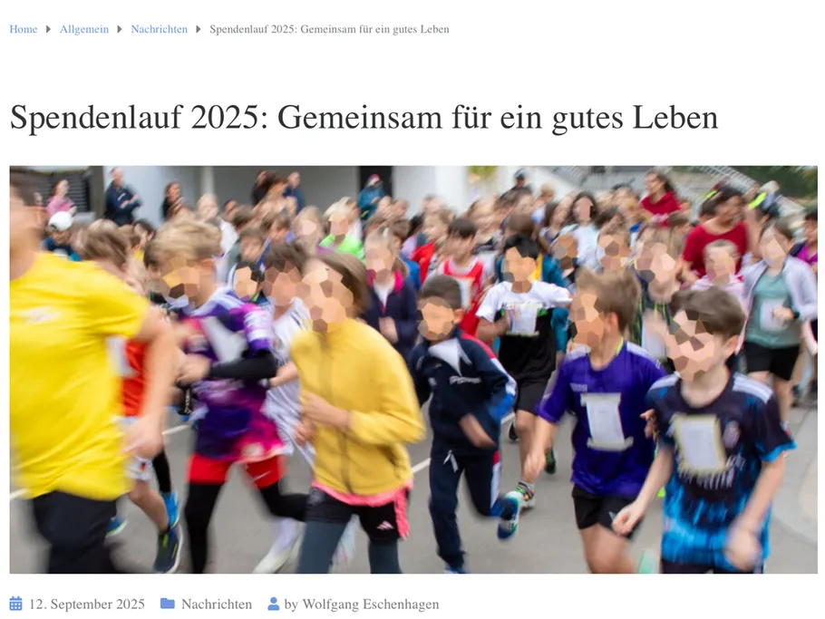 Kinder laufen bei einer Gruppenveranstaltung.