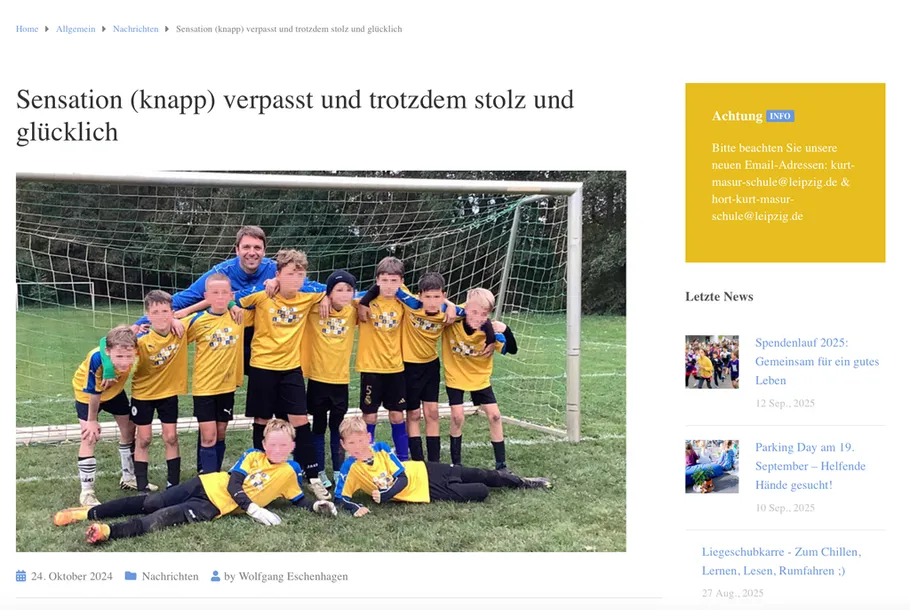 Jugendfußballmannschaft feiert auf dem Feld.