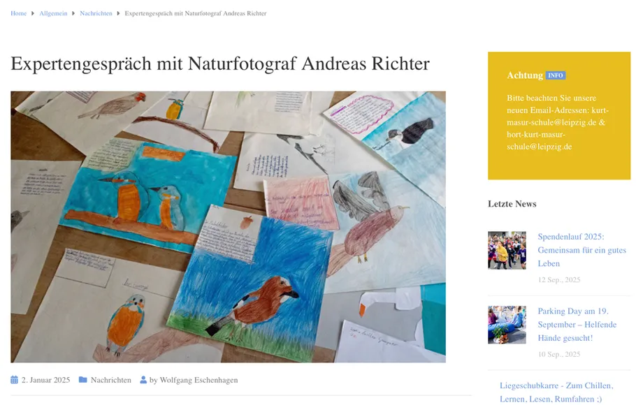 Zeichnungen von Vögeln auf einem Tisch.