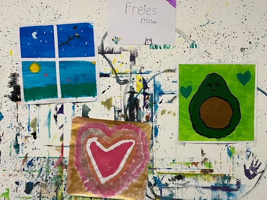 Drei Gemälde an einer bekleckerten Wand.