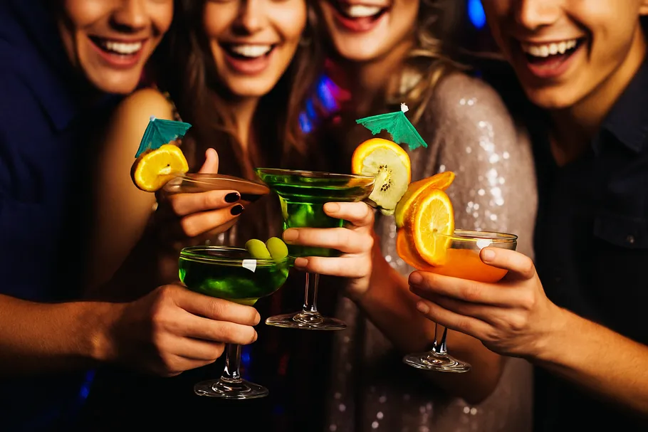 Menschen halten bunte Cocktails, lächeln auf Party.