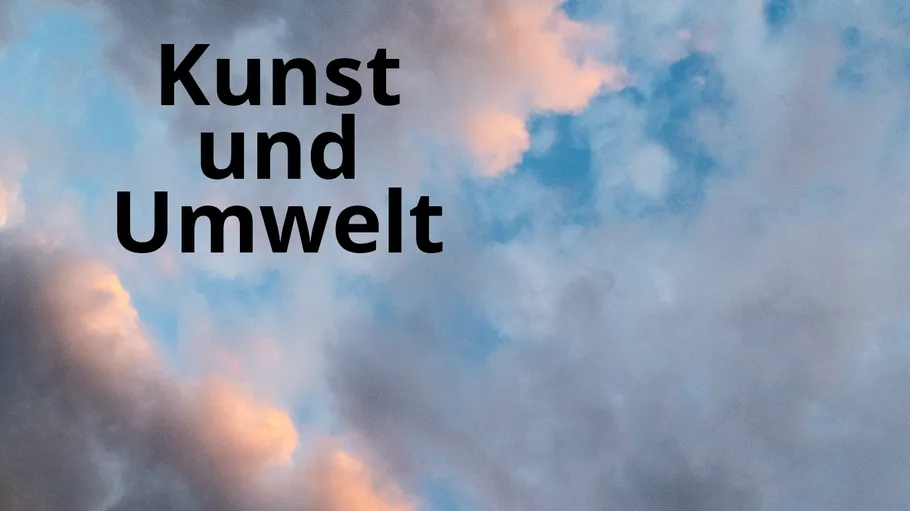 Wolkiger Himmel mit Text 'Kunst und Umwelt'.