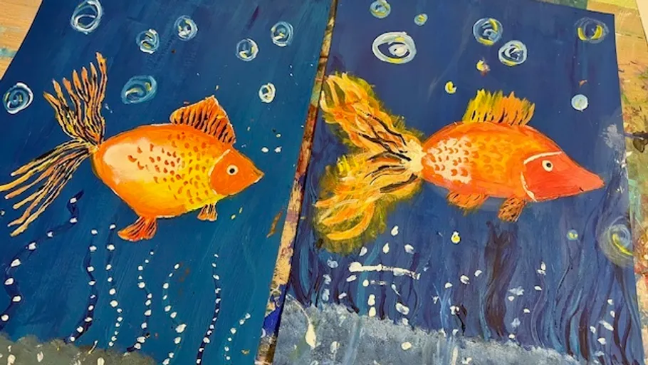 Zwei bunte Fischgemälde unter Wasser.