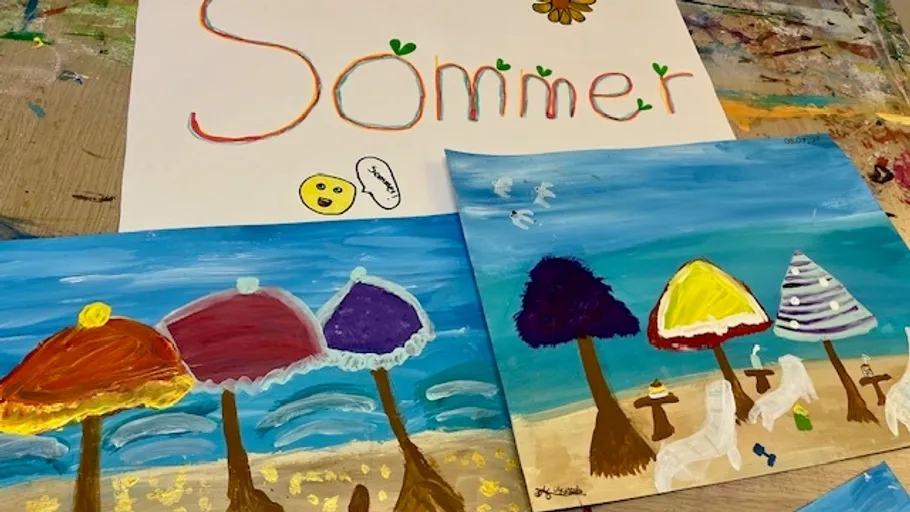 Gemälde von Strandszene mit Sonnenschirmen.