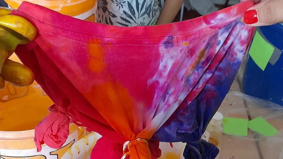 Hände halten buntes, Batik-Stoff innen.