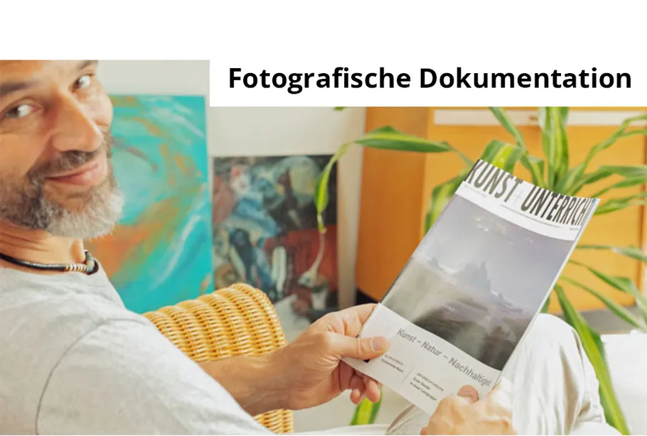 Mann liest Kunstmagazin in hellem Raum.