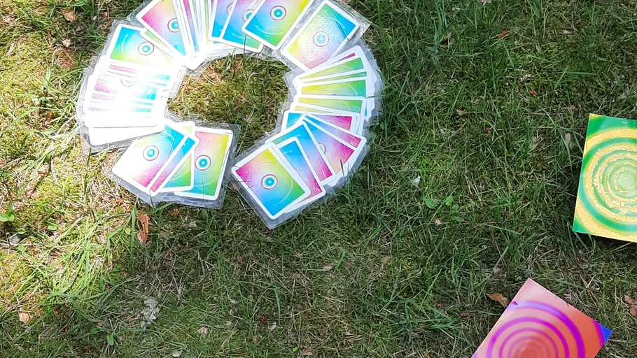 Bunte Karten kreisförmig auf Gras angeordnet.
